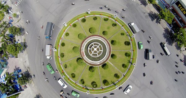Ô tô bật đèn báo hiệu trước khi vào vòng xuyến