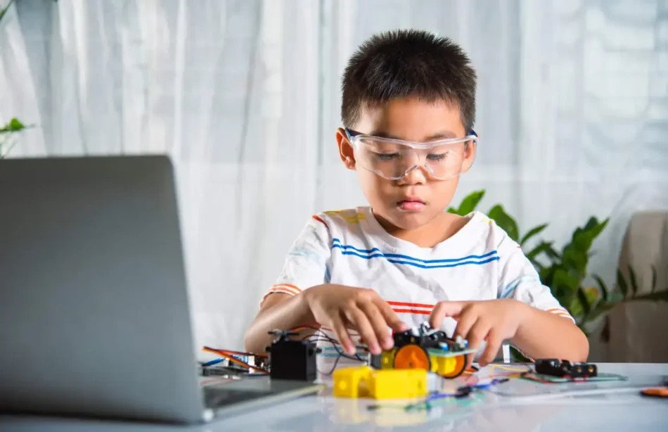 Phụ huynh đồng hành cùng con tìm hiểu về STEM Robotics