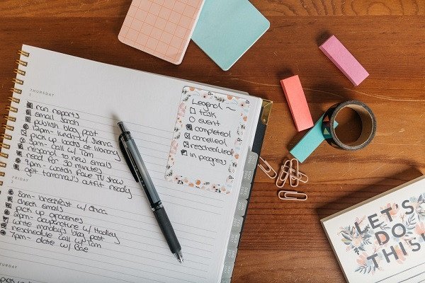 Sổ tay ghi chép từ vựng IELTS và ghi chú đầy màu sắc