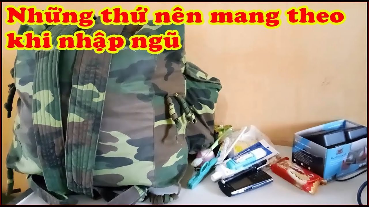 Tân binh diễu hành với quân tư trang khi nhập ngũ