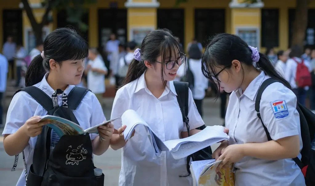 Thí sinh làm bài trong kỳ thi tuyển sinh lớp 10 - Ảnh hưởng của điểm liệt thi vào lớp 10