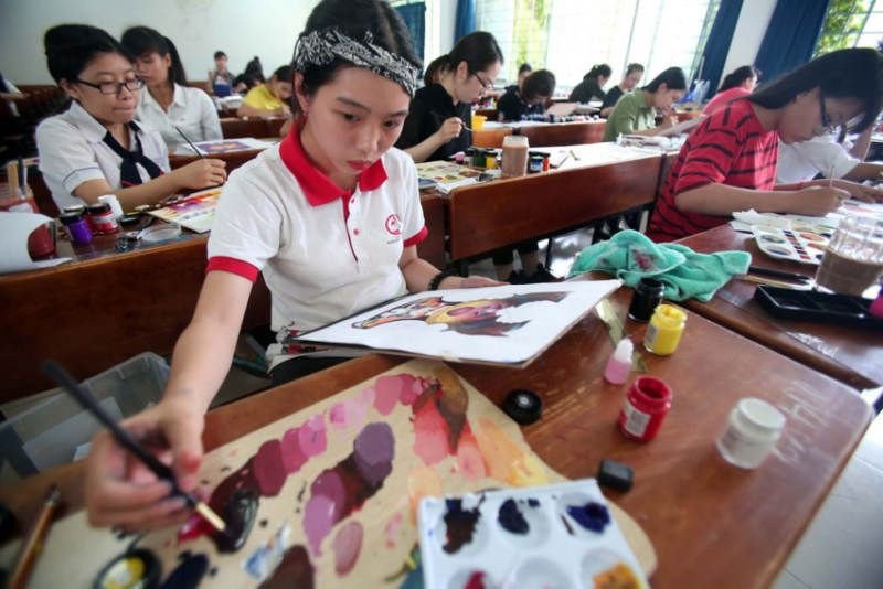 Thí sinh thực hiện bài thi vẽ năng khiếu thuộc khối H