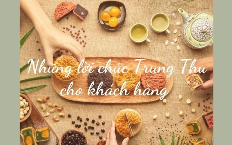 Thưởng thức bánh Trung thu và trà ấm, chuẩn bị cho những lời chúc ý nghĩa gửi khách hàng.