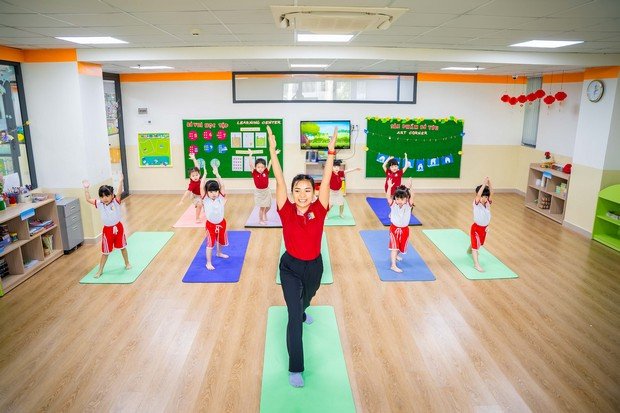 Trẻ 18 tháng tuổi tham gia hoạt động thể chất tại trường