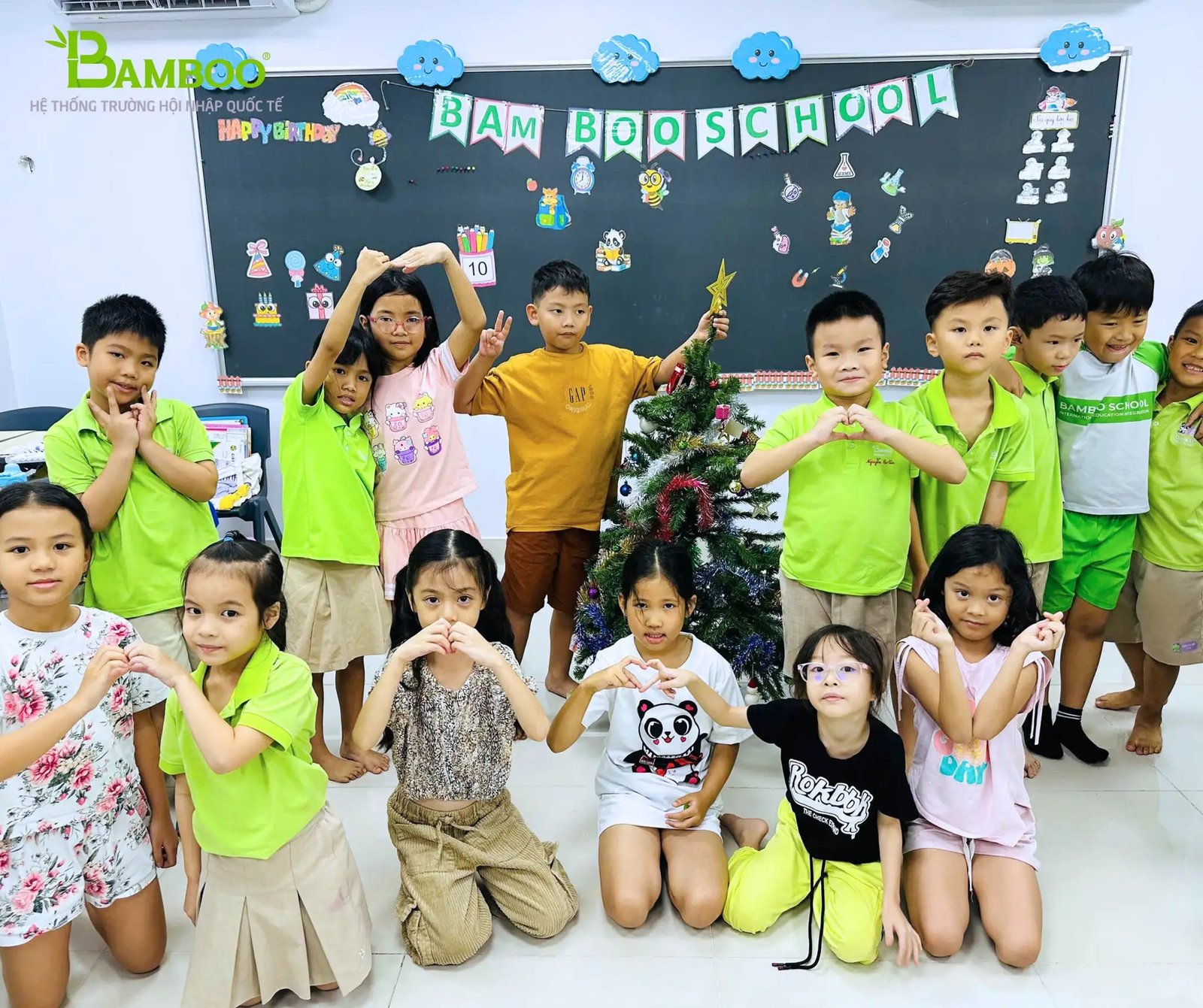 Trẻ em cười tươi, minh họa không khí vui nhộn của ngày Quốc tế Thiếu nhi và lời chúc 1/6 hài hước