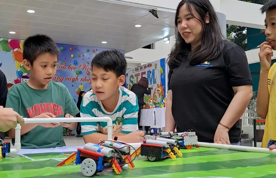 Trẻ em học cách làm việc nhóm qua dự án STEM Robotics