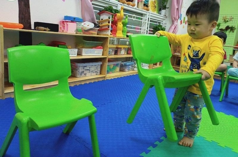 Trẻ em ngồi ngay ngắn trên ghế