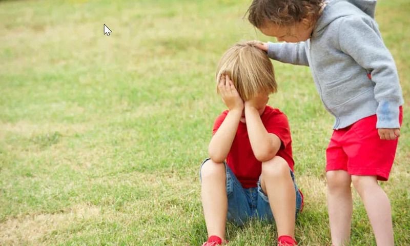 Trẻ học cách giúp đỡ người lớn