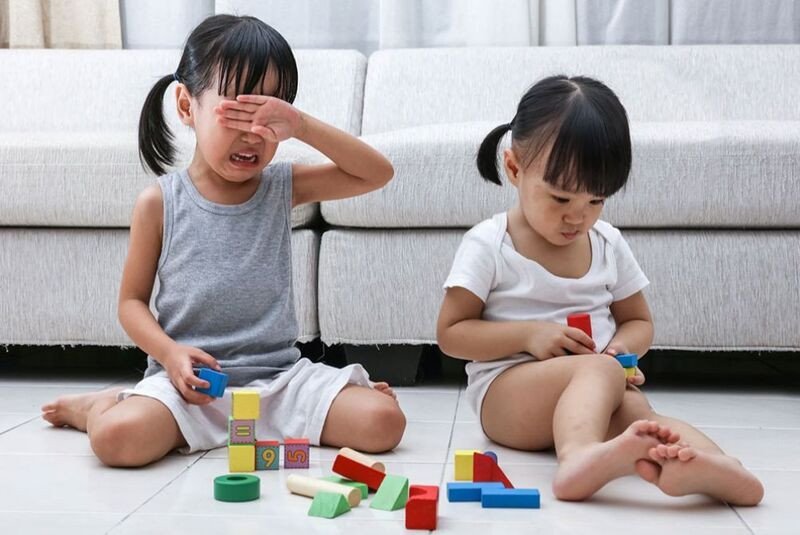 Trẻ mầm non học cách chia sẻ đồ chơi với bạn bè