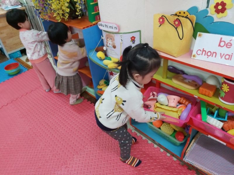 Trẻ mầm non tự cất balo sau khi đi học về