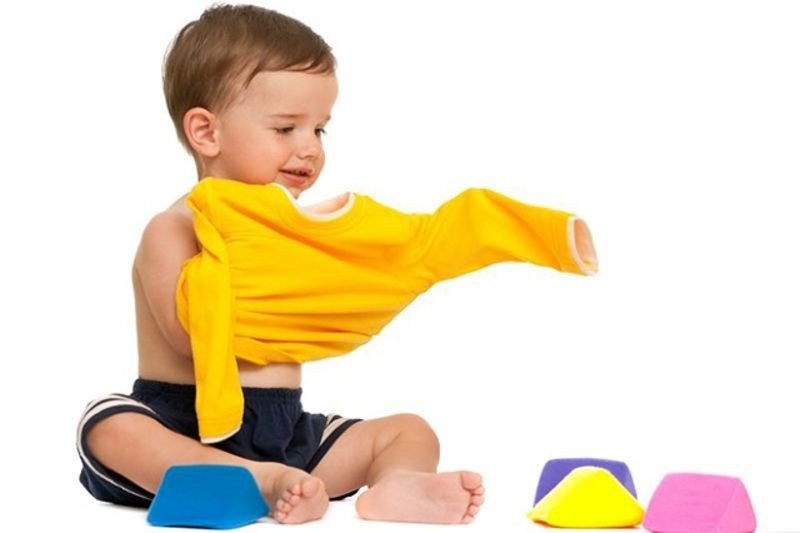 Trẻ mầm non tự mặc quần áo đơn giản