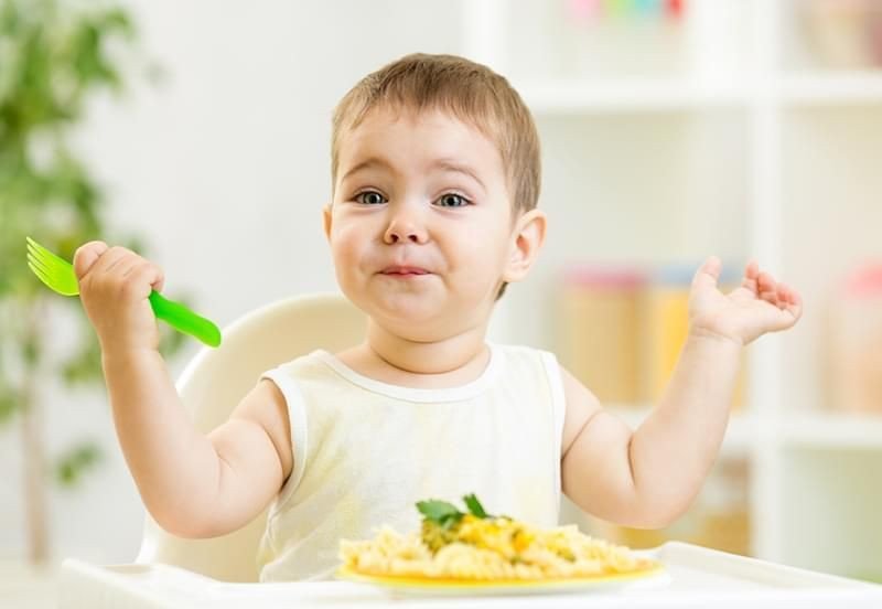 Trẻ mầm non tự xúc ăn trong bữa ăn