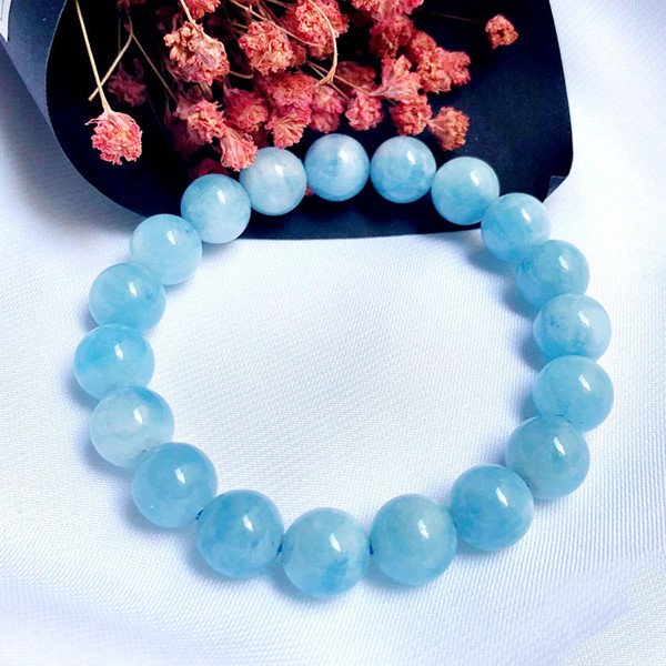 Vòng tay đá aquamarine màu xanh biển hợp mệnh Thủy cho người tuổi Bính Thìn chế ngự được