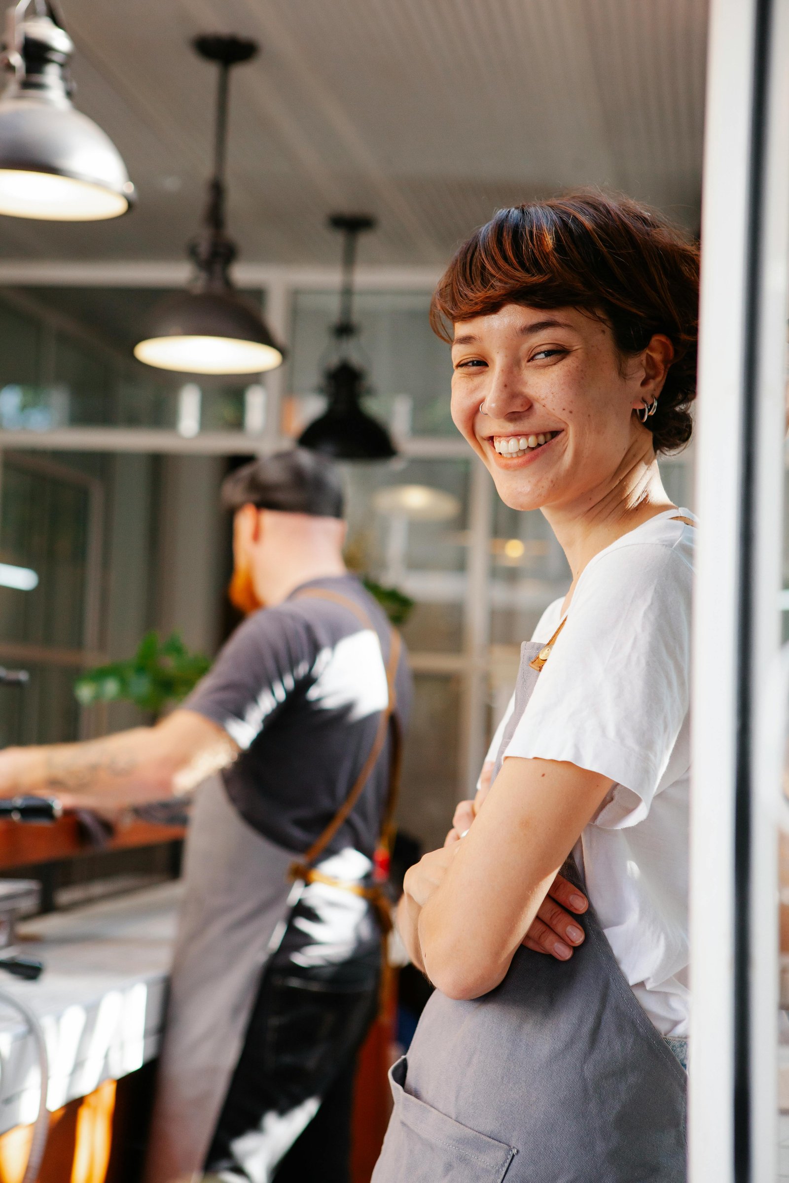 Xe đẩy hàng rỗng trong lối đi siêu thị