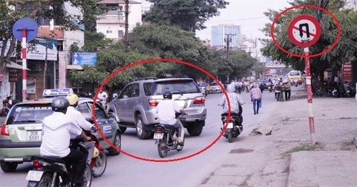 Xe ô tô thực hiện quay đầu tại vị trí có biển báo cấm quay đầu xe