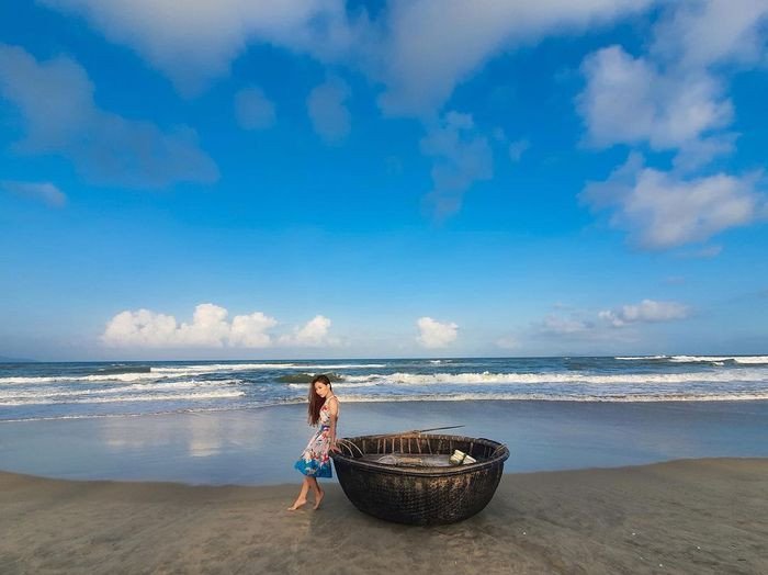 Bãi biển Mỹ Khê Đà Nẵng với cát trắng mịn màng và hàng dừa xanh mát