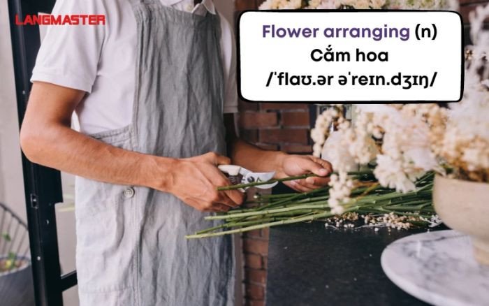 Bàn tay khéo léo cắm hoa tươi, tô điểm không gian với sắc màu rực rỡ của mùa xuân