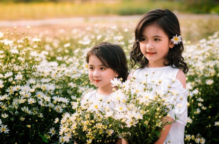 Bé gái đáng yêu cài hoa trên tóc, gợi ý biệt danh tiếng Anh cho bé gái lấy tên từ các loài hoa