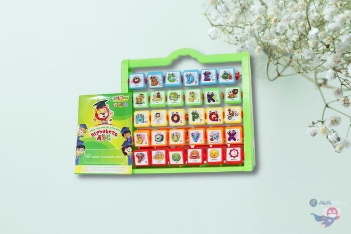 Bé gái sử dụng bảng đa năng để thực hành viết và học từ vựng tiếng Anh qua các hoạt động tương tác.