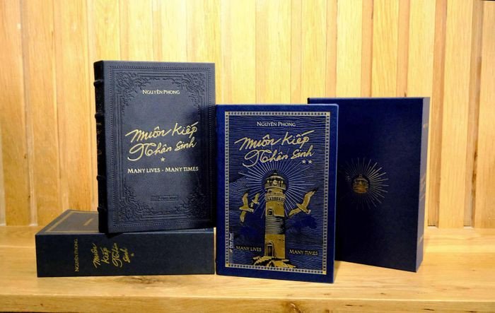 Bìa da đặc biệt tập 2 sách Muôn kiếp nhân sinh, thể hiện sự sang trọng và giá trị nghệ thuật.