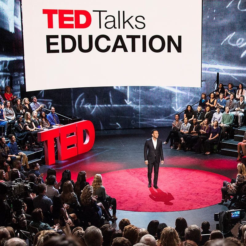 Biểu tượng kênh TED Talks với diễn giả đang trình bày, giúp cải thiện kỹ năng nghe Tiếng Anh