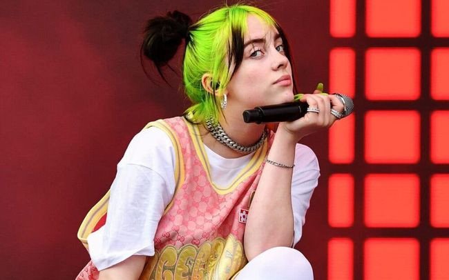 Billie Eilish với phong cách thời trang và âm nhạc đặc trưng