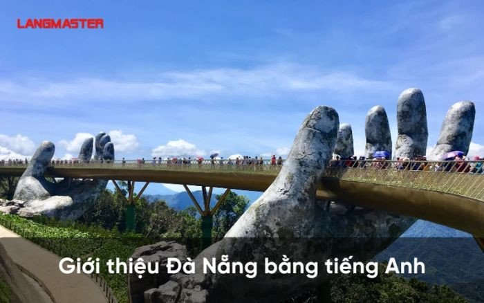Bức ảnh cầu Rồng ở Đà Nẵng vào ban đêm, với những ánh đèn rực rỡ phản chiếu xuống dòng sông Hàn