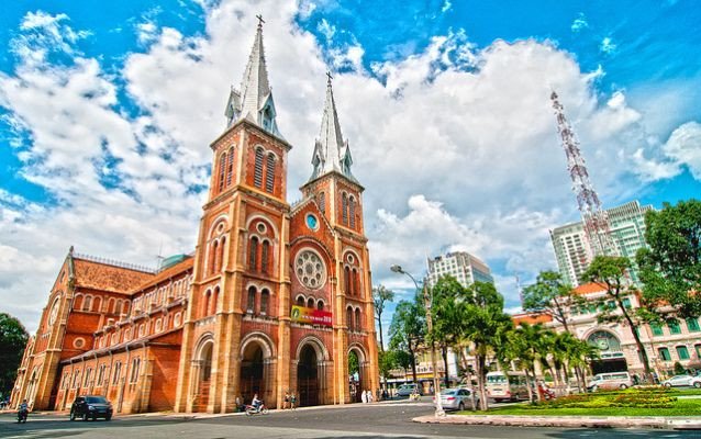 Bức tranh toàn cảnh Sài Gòn từ trên cao với các khu dân cư và tòa nhà chọc trời