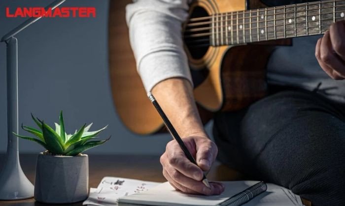 Ca sĩ trình diễn trên sân khấu cùng ban nhạc, đại diện cho các động từ liên quan đến biểu diễn âm nhạc tiếng Anh