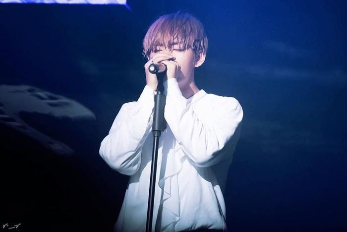 Ca sĩ V của nhóm BTS với vẻ ngoài điển trai và thần thái cuốn hút