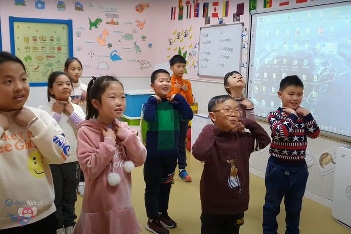 Các em nhỏ vui vẻ tham gia trò chơi Simon Says tiếng Anh, rèn luyện nghe và làm theo hướng dẫn.
