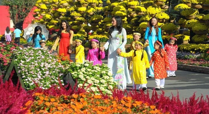 Cảnh người dân Việt Nam đón Tết Nguyên Đán với hoa mai và đào nở rực rỡ, tượng trưng cho không khí lễ hội mùa xuân