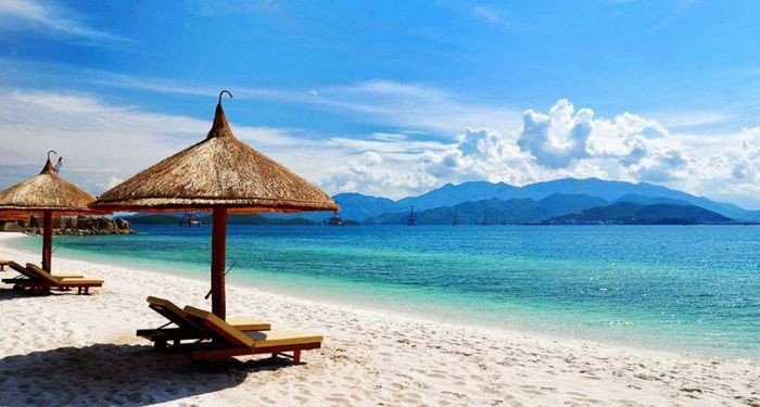 Cặp đôi khóa tình yêu trên Cầu Tình Yêu Đà Nẵng, biểu tượng lãng mạn