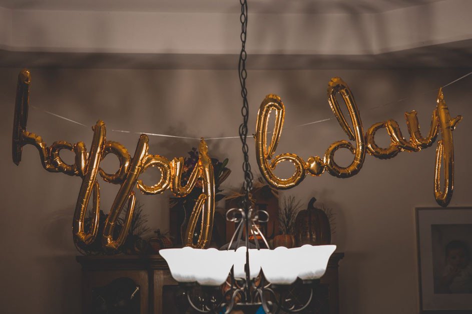 Cặp đôi vui vẻ bên chiếc bánh kem tự làm, biểu tượng của một chiếc bánh đặc biệt chứa đựng tình cảm