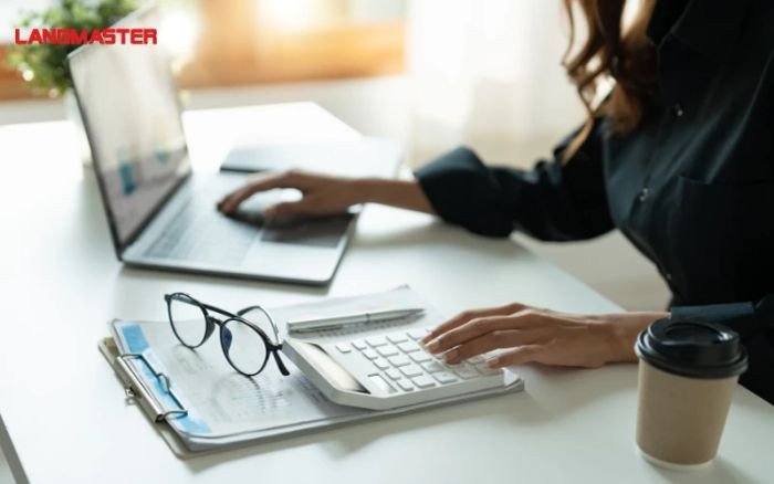 Chuyên gia kế toán kiểm toán làm việc với số liệu