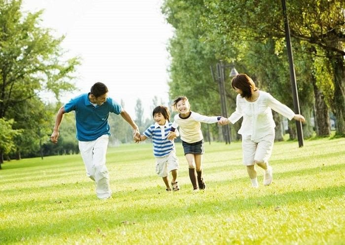 Cô gái trẻ đọc sách trong phòng, gợi nhắc về quy tắc học tập và giờ giới nghiêm