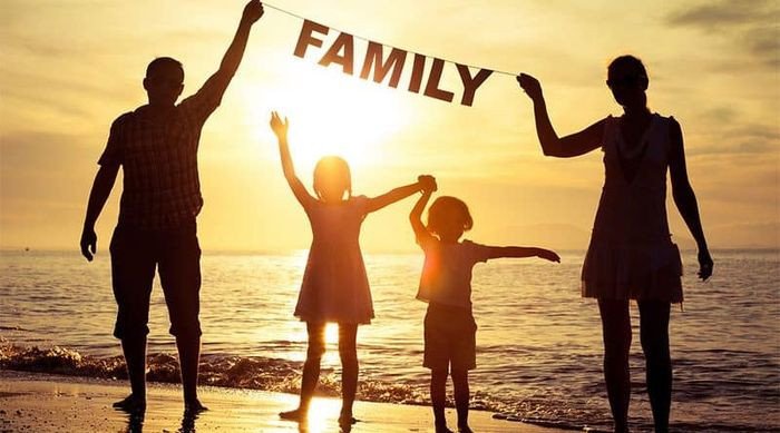 Con cái giúp cha mẹ làm việc nhà, thể hiện sự tuân thủ quy tắc phân công trong gia đình