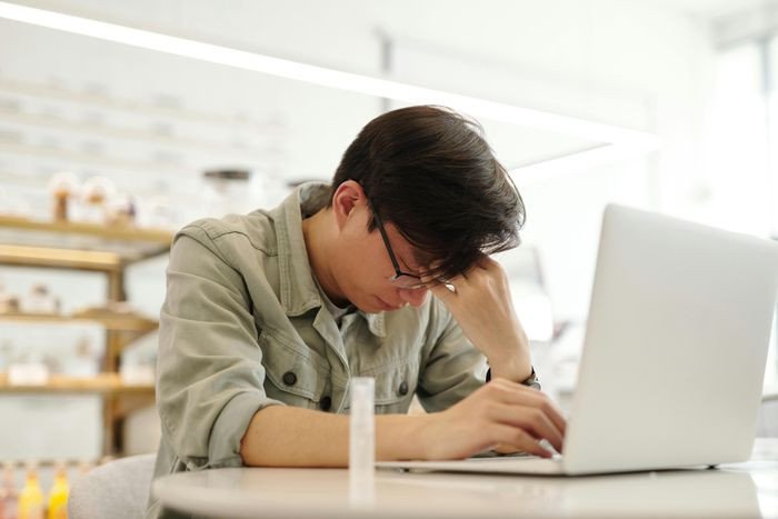 Cơn đau đầu âm ỉ (Ache) khi làm việc quá sức