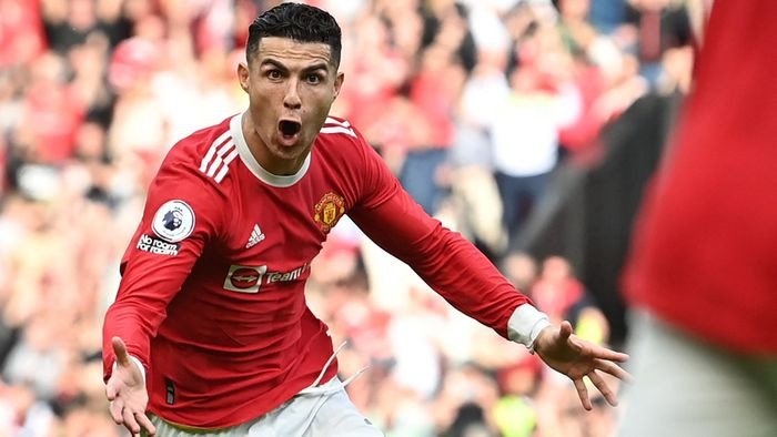 Cristiano Ronaldo trên sân cỏ thể hiện tài năng đỉnh cao