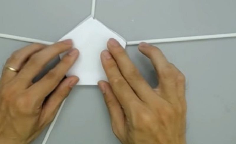Dán thêm một miếng bìa lục giác lên trên để che các mép dán, giúp chiếc ống đựng bút tự chế thêm hoàn hảo.