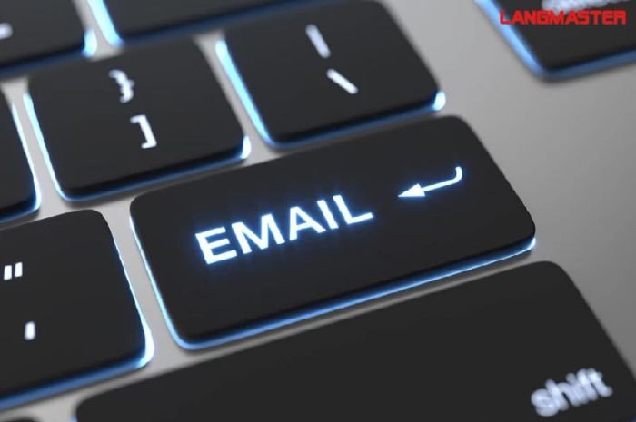 Dấu tích hoàn thành trên màn hình điện thoại, biểu thị email đã được gửi thành công