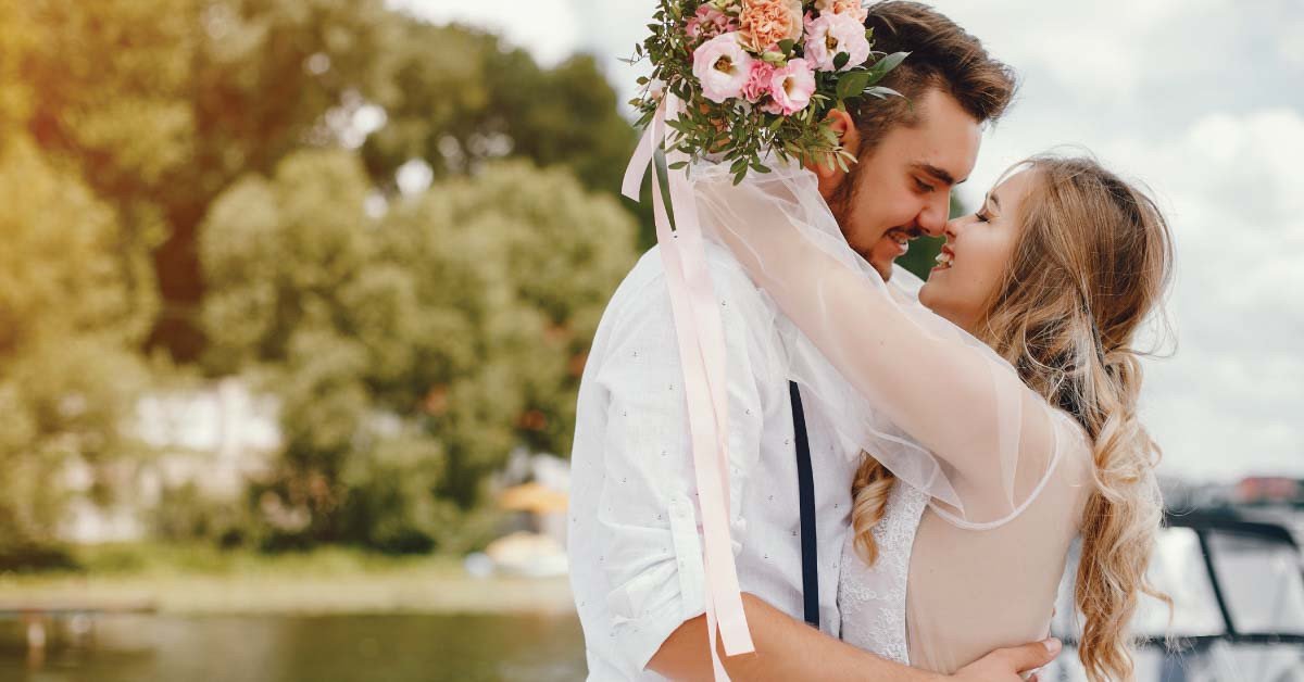Đôi nam nữ cầu hôn tại một khung cảnh đẹp
