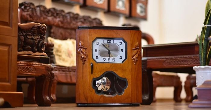 Đồng hồ hiển thị thời gian AM và PM cùng hệ 24 giờ, giúp người đọc dễ dàng phân biệt ký hiệu thời gian