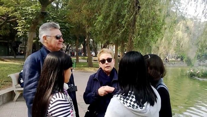 Gặp gỡ và giao tiếp với bạn bè nước ngoài để cải thiện tiếng Anh