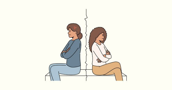 Gia đình ngồi trò chuyện trong không khí có vẻ căng thẳng, minh họa cho xung đột gia đình.