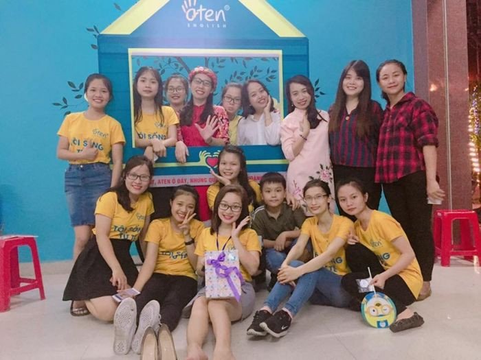 Giáo viên ATEN English đang hướng dẫn học viên giao tiếp