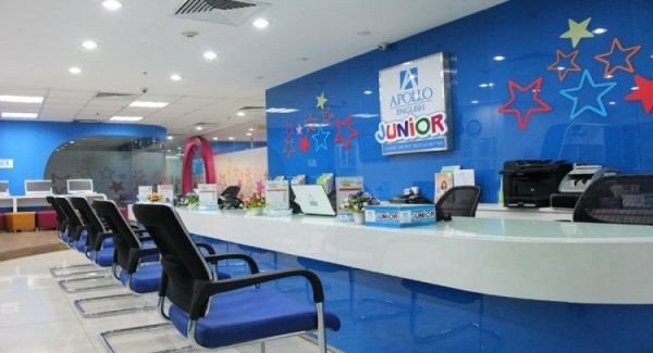 Giáo viên bản ngữ hướng dẫn học viên tại Học viện Anh ngữ Apollo Quận 5