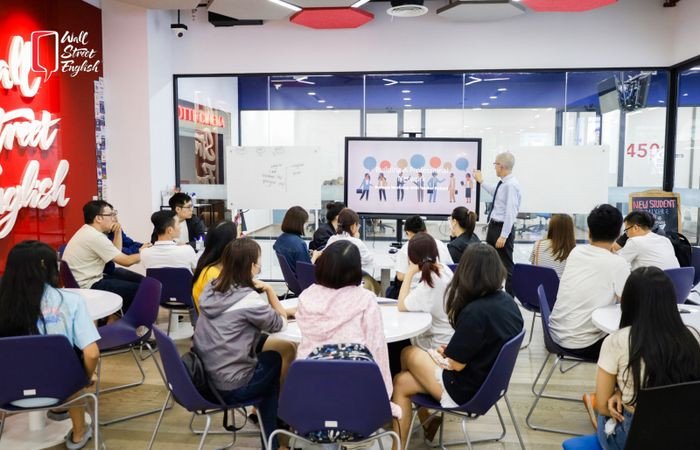 Giáo viên bản ngữ hướng dẫn học viên tại Wall Street English Quận 7