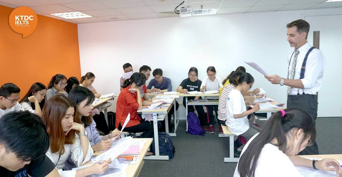 Giáo viên bản ngữ hướng dẫn tại KTDC Group, trung tâm luyện thi IELTS