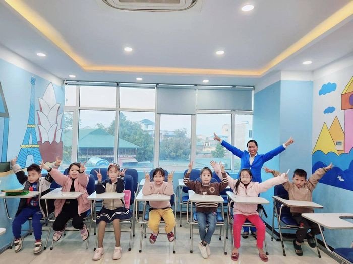 Giáo viên Ocean Edu Mê Linh tương tác với học viên